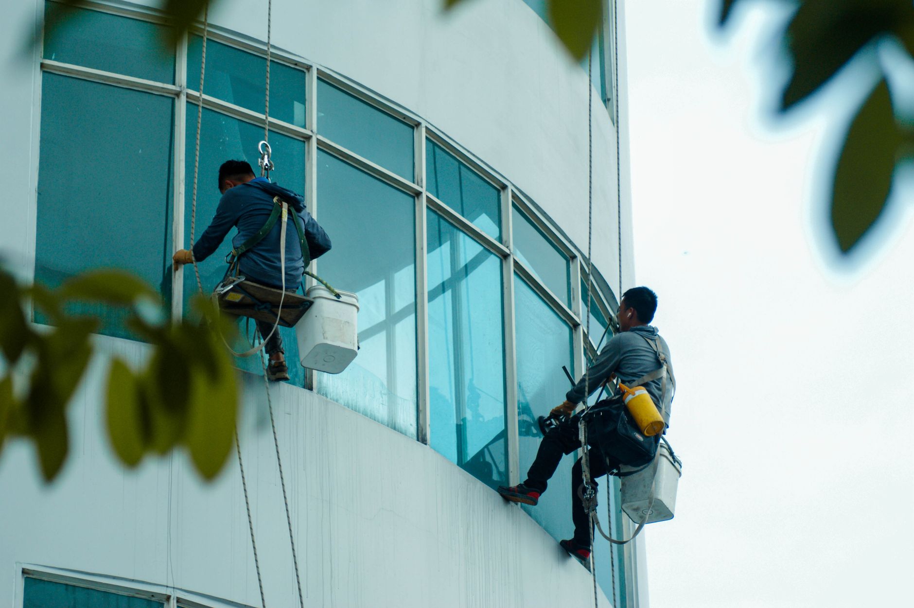 Understanding Window Cleaning Costs in Lviv: Factors Influencing Price and How to Book the Service